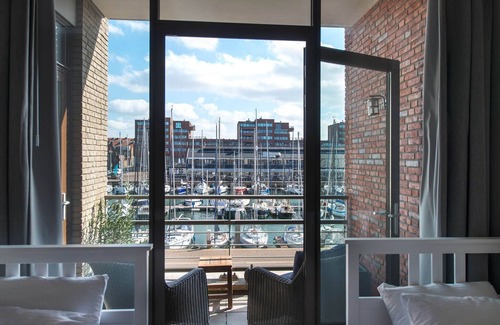 Vissershaven Apartment | Appealing Apartment in Den Haag with Balcony