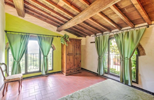 Dicomano House | Appealing Home with pool
