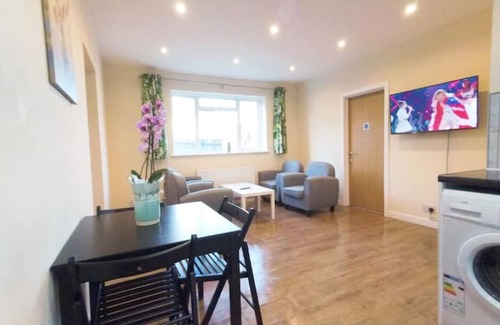 Hillingdon Apartment | Apple Garden A-6