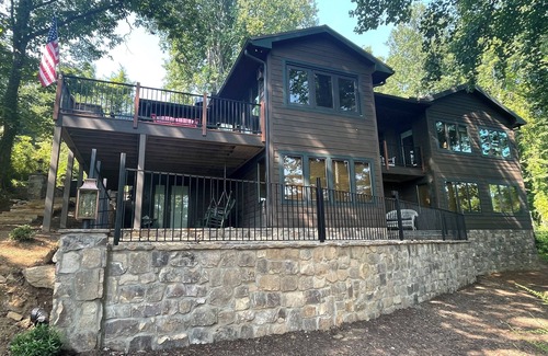Tuxedo House | "Apple Hill Haven" - Renovated Lake Summit mountain house with boathouse