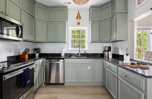 North Charleston House | Apple Street Retreat: Newly Renovated 3BR Haven