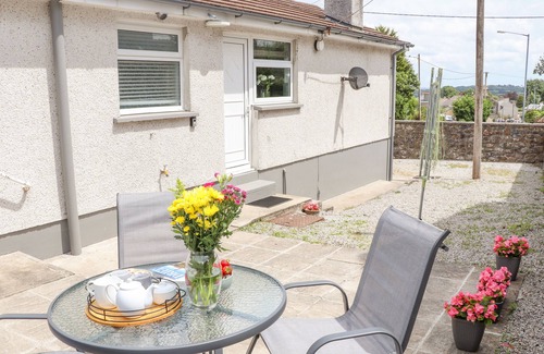 Lanner Cottage | APPLE TREE BUNGALOW, pet friendly, with a garden in Lanner