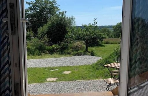 Kilgetty House | Apple Tree Hut (With Hot-Tub)