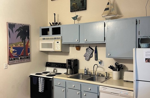 Jamestown Condo | Apple Valley Comfy “Treehouse" 2-Bedroom Condo inside Lake Cumberland State Park