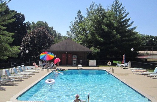 Jamestown Condo | Apple Valley Comfy “Treehouse" 2-Bedroom Condo inside Lake Cumberland State Park