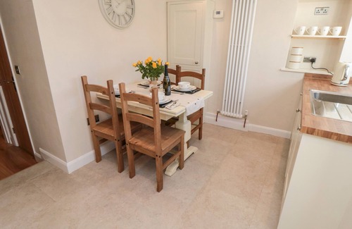West Heslerton Cottage | APPLETREE COTTAGE, family friendly, with a garden in Thornton Dale