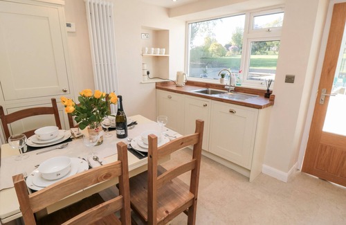 West Heslerton Cottage | APPLETREE COTTAGE, family friendly, with a garden in Thornton Dale