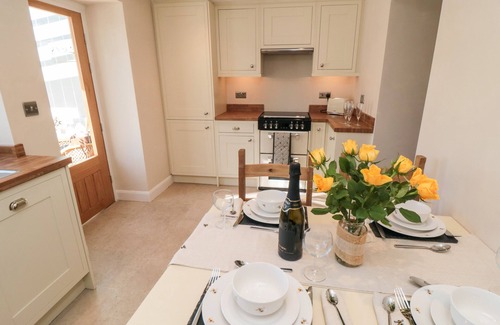 West Heslerton Cottage | APPLETREE COTTAGE, family friendly, with a garden in Thornton Dale