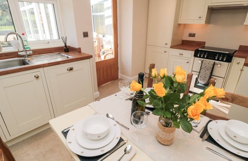 West Heslerton Cottage | APPLETREE COTTAGE, family friendly, with a garden in Thornton Dale
