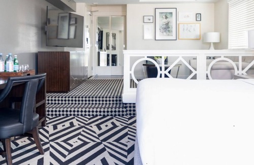 Norma Triangle House | Appreciate Beautiful Rooftop Swimming Pool! 4 Units with Balcony, Pet-friendly!