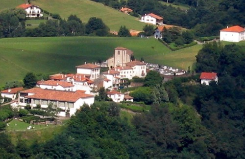 Biriatou Apartment | Appt 2 in traditional house 2 steps from the most beautiful beach in the Basque Country