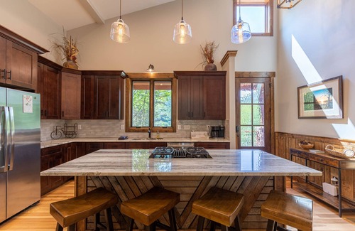 Banner Elk Cabin | Après Chalet at Eagles Nest - pet friendly, fire pit, in Fish Camp