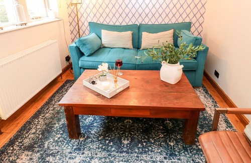 Honley Cottage | APRICOT COTTAGE, pet friendly, character holiday cottage in Holmfirth