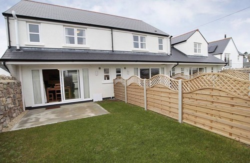 Horton House | Apricot Cottage - Two Bedroom House, Sleeps 4