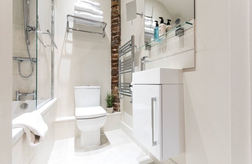 Weybridge House | April House Weybridge - Boutique Guesthouse