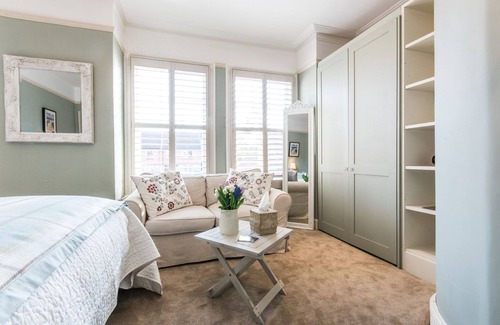 Weybridge House | April House Weybridge - Boutique Guesthouse