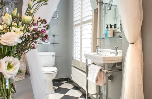 Weybridge House | April House Weybridge - Boutique Guesthouse