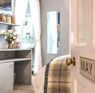 Weybridge House | April House Weybridge - Boutique Guesthouse