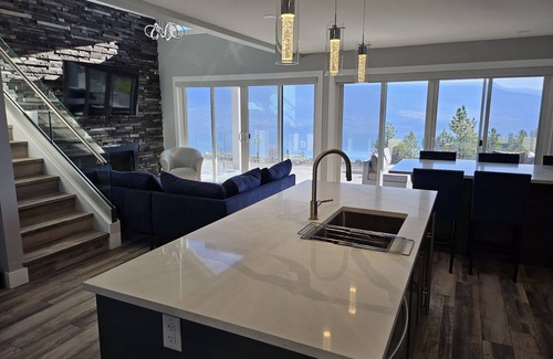 Central Okanagan Cottage | APRIL/MAY SPECIAL PRICING - LUXURY COTTAGE/LAKE VIEW/BACKYARD PRIVATE HOTTUB