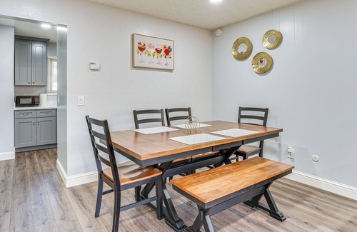 North Fremont Street Apartment | Apt 1 Mi to Monterey State Beach! Bring Your Pets