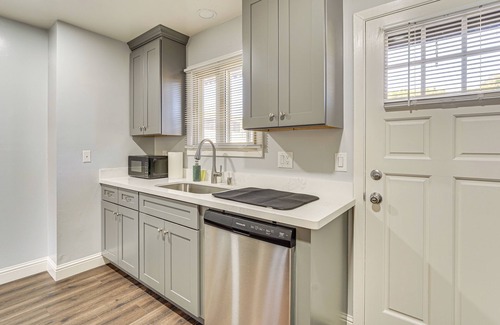 North Fremont Street Apartment | Apt 1 Mi to Monterey State Beach! Bring Your Pets