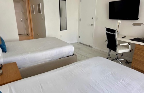 Hallandale Beach Hotel | Apt 2 queen beds Incredible view Free Beach Service