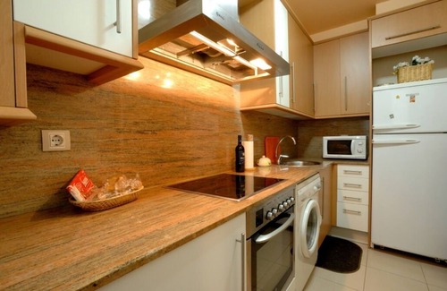 Salou City Centre Apartment | Apt 50 m. beach, sea views, air-conditioned, swimming pool, wifi, parking,