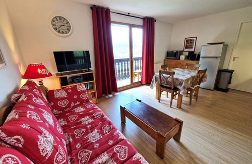 Valfrejus Apartment | Apt 6/8, 2 rooms, cabin, center of Valfréjus, WiFi, pets allowed