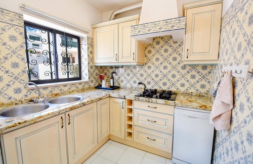 Meia Praia Apartment | Apt. Casa na Costa, duplex in Meia Praia, 2m walk to the beach