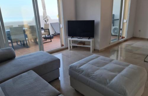 Bahia de Casares Apartment | Apt de 3 dormitorios a 3 minutos en coche de la playa