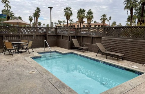Historic Tennis Club Apartment | Apt H- upstairs furnished 2bed/2bath in DT Palm Springs with mountain view