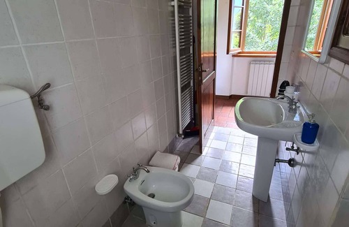 Camucia Apartment | Apt in 19th c farmhouse a/c, pool, garden & lovely views over the countryside