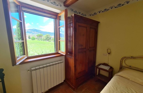 Camucia Apartment | Apt in 19th c farmhouse a/c, pool, garden & lovely views over the countryside