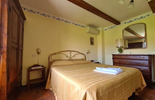 Camucia Apartment | Apt in 19th c farmhouse a/c, pool, garden & lovely views over the countryside