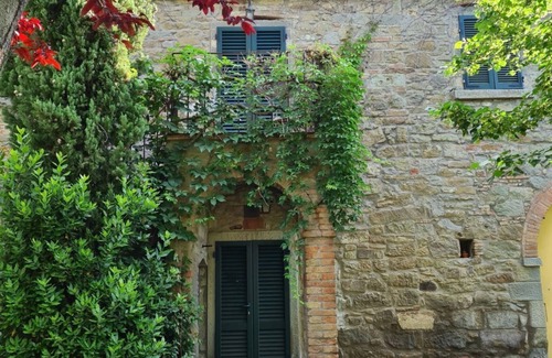 Camucia Apartment | Apt in 19th century farmhouse near Cortona, pool, garden and beautiful views
