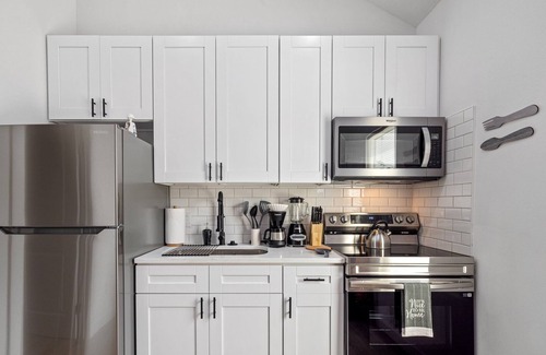 Northside House | Apt Near Downtown | Desk WiFi TVs | Games | Pets