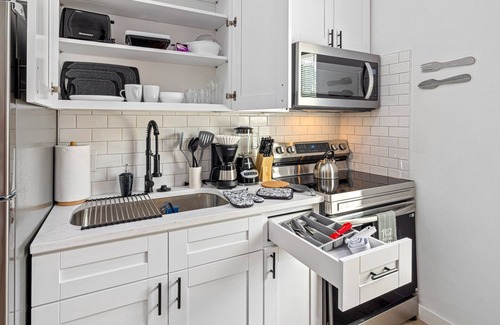 Northside House | Apt Near Downtown | Desk WiFi TVs | Games | Pets