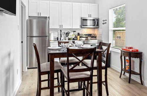 Northside House | Apt Near Downtown | Desk WiFi TVs | Games | Pets