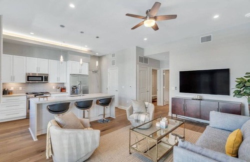 Central Business District Apartment | Apt on St Charles Ave | Streetcars, Parking, Pool!
