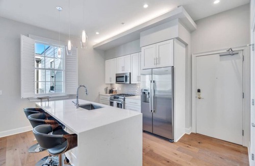 Central Business District Apartment | Apt on St Charles Ave | Streetcars, Parking, Pool!