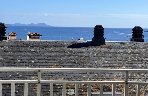 Quintans Apartment | Apt Sanxenxo one minute from the beach, views with garage and elevator. 8 pax