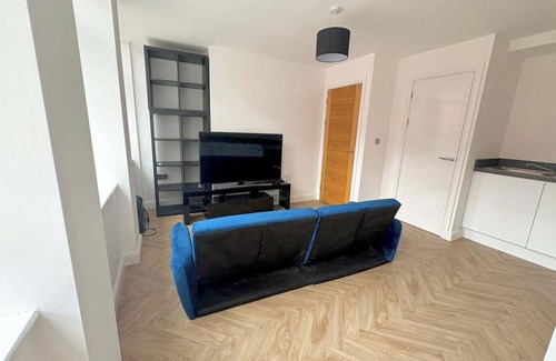 Offerton Apartment | Apt - Sleeps 2 - Parking - Station Close - Pets Ok