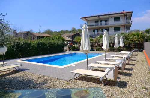 Santa Venerina Apartment | Apt Villa for families