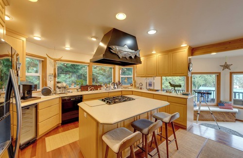 Oak Harbor Apartment | Apt w/Bay Views, Deck & Grill in Oak Harbor!