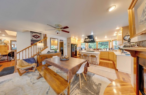 Oak Harbor Apartment | Apt w/Bay Views, Deck & Grill in Oak Harbor!