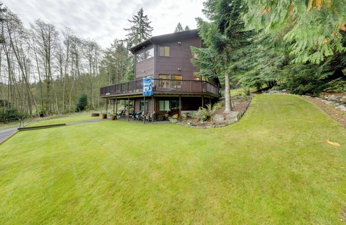 Oak Harbor Apartment | Apt w/Bay Views, Deck & Grill in Oak Harbor!