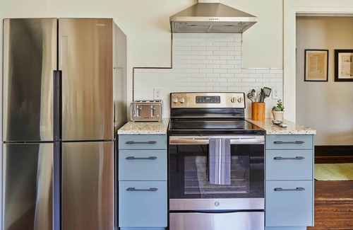 Five Points South Apartment | Apt2 Charles - Amazing Outdoors Dog-friendly