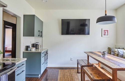 Five Points South Apartment | Apt2 Charles - Amazing Outdoors Dog-friendly