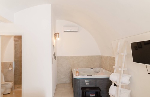 Adelfia Apartment | [ApuliaLux] ACA Luxury Suite with Jacuzzi