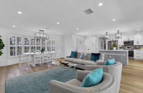 Park Shore House | Aqua Cottage- Newly renovated Park Shore home!